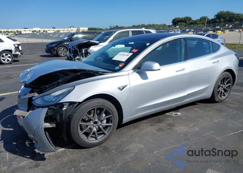 2018 Tesla Model 3 Long Range/Mid Range z USA, uszkodzony, nr VIN 5YJ3E1EA4JF077382
